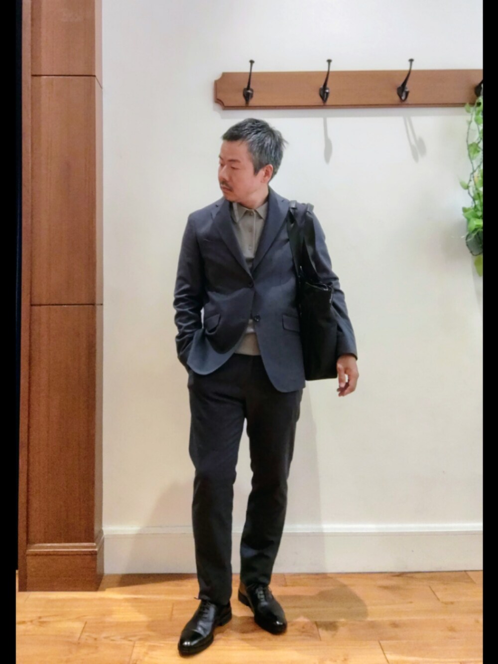ブルー系のテーラードジャケット、ブルー系のその他パンツ、ベージュ系のニット/セーターを着用したメンズの秋コーディネートの7枚目の写真
