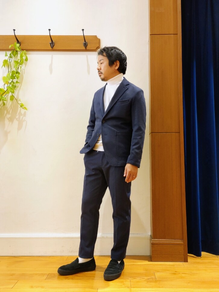 「NOLLEY'S、ノーリーズ、NOLLEY'S&goodman、ノーリーズグッドマン、INFITEX、オフィスカジュアル、ビジネスカジュアル、ビジネススタイル、ビジネスコーデ、タートルネック、春コーデ、お出かけコーデ、春服、テーラードジャケット」｜「NOLLEY’Sの《セットアップ/ビジカジ対応》ハニカムジャージ イージージャケット（テーラードジャケット、ブルー系）」を使った、RINさん（メンズ・167cm）の冬コーディネートの2枚目の写真