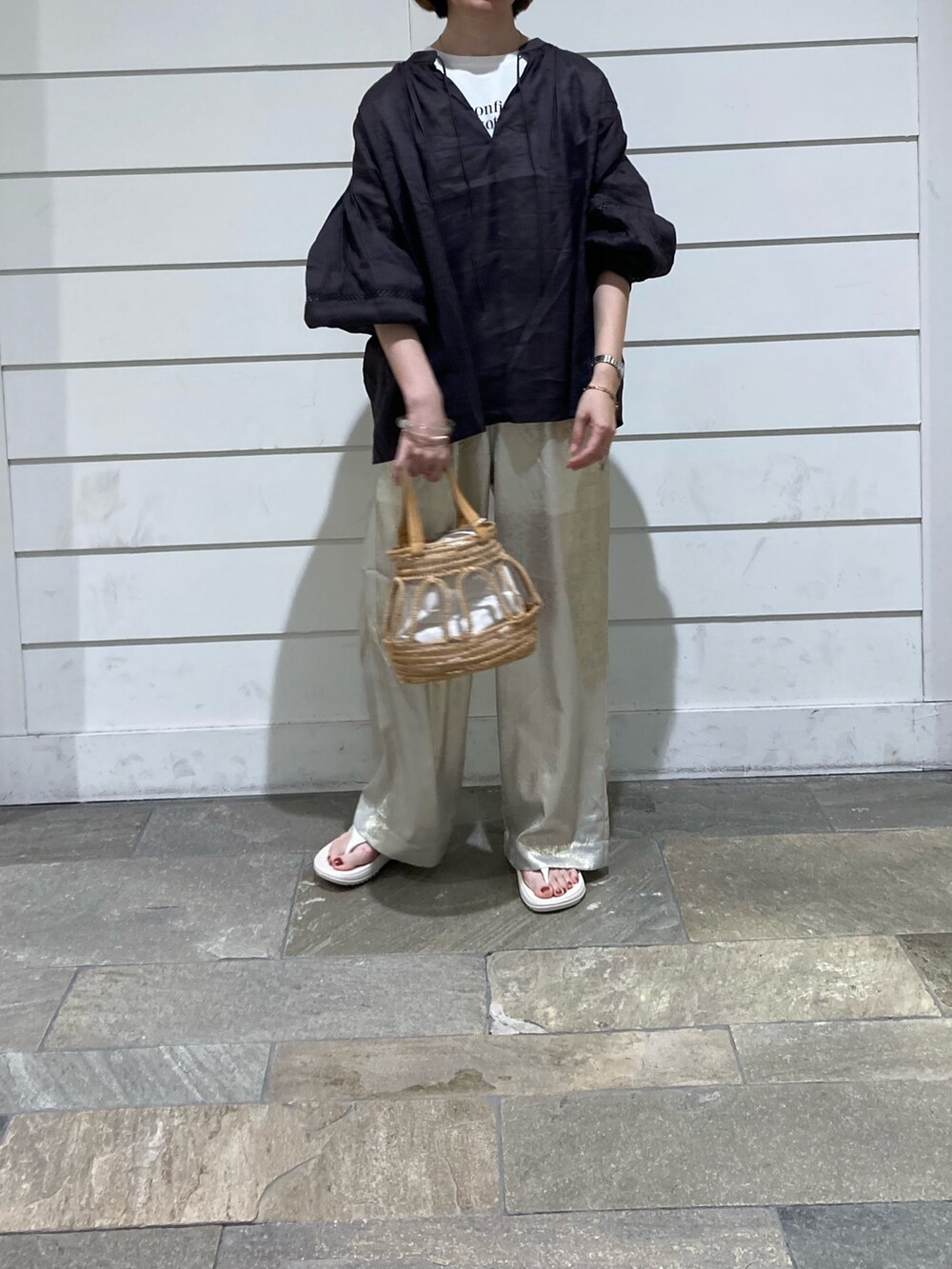 ブラウン系のシャツ/ブラウス、ゴールド系のその他パンツ、ホワイト系のTシャツ/カットソーを着用したレディースの夏コーディネートの6枚目の写真