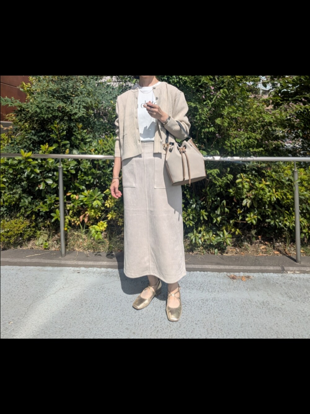 ホワイト系のTシャツ/カットソー、ホワイト系のニット/セーター、ピンク系のスカートを着用したレディースの秋コーディネートの5枚目の写真