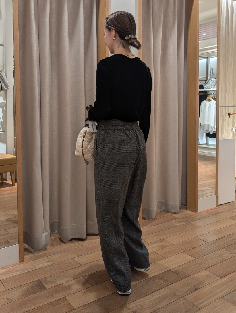 グレー系のその他パンツ、ブラック系のTシャツ/カットソー、ホワイト系のハンドバッグを着用したレディースの秋コーディネートの3枚目の写真