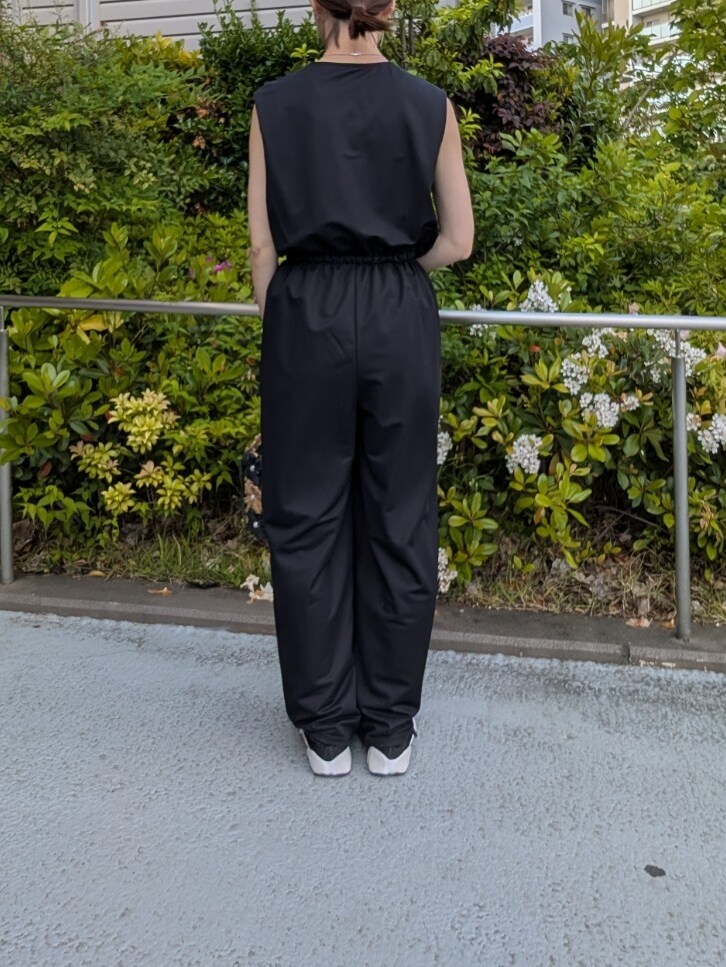 「春夏コーデ、大人カジュアルコーデ、ゆるコーデ、オトナカワイイ、大人コーデ、リラックススタイル、大人かわいい、夏服、スニーカーコーデ、ママファッション、春ファッション、スポーツミックス」｜「MICO COULIERのエステルカノコオールインワン（つなぎ/オールインワン、ブラック系）」を使った、ayumiさん（レディース・158cm）の春コーディネートの3枚目の写真