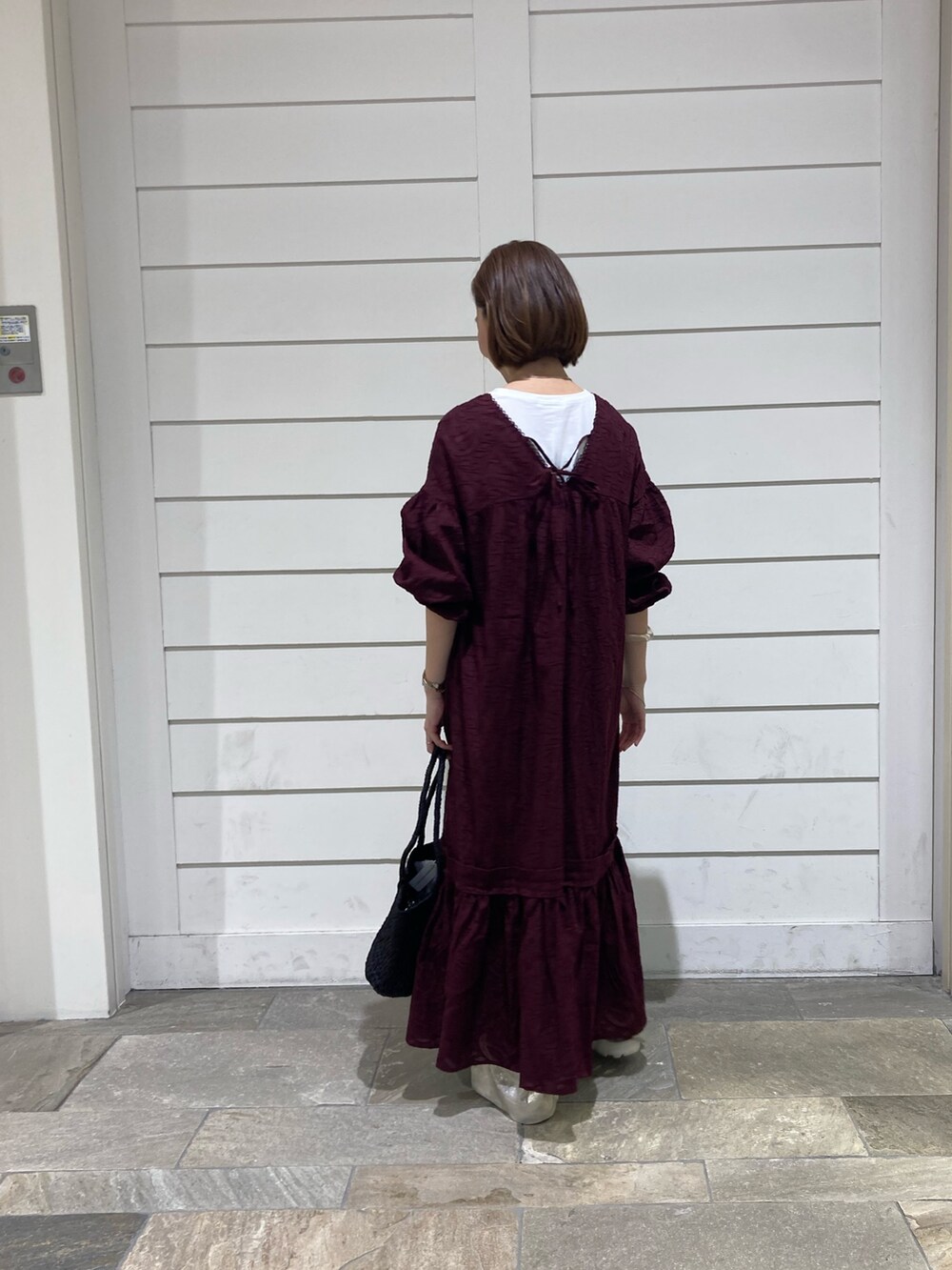 ゴールド系のその他パンツ、グレー系のトートバッグ、ブラウン系のワンピースを着用したレディースの夏コーディネートの4枚目の写真