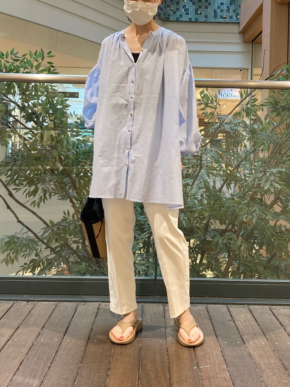 ブルー系のシャツ/ブラウス、ホワイト系のスラックスを着用したレディースの春コーディネートの2枚目の写真