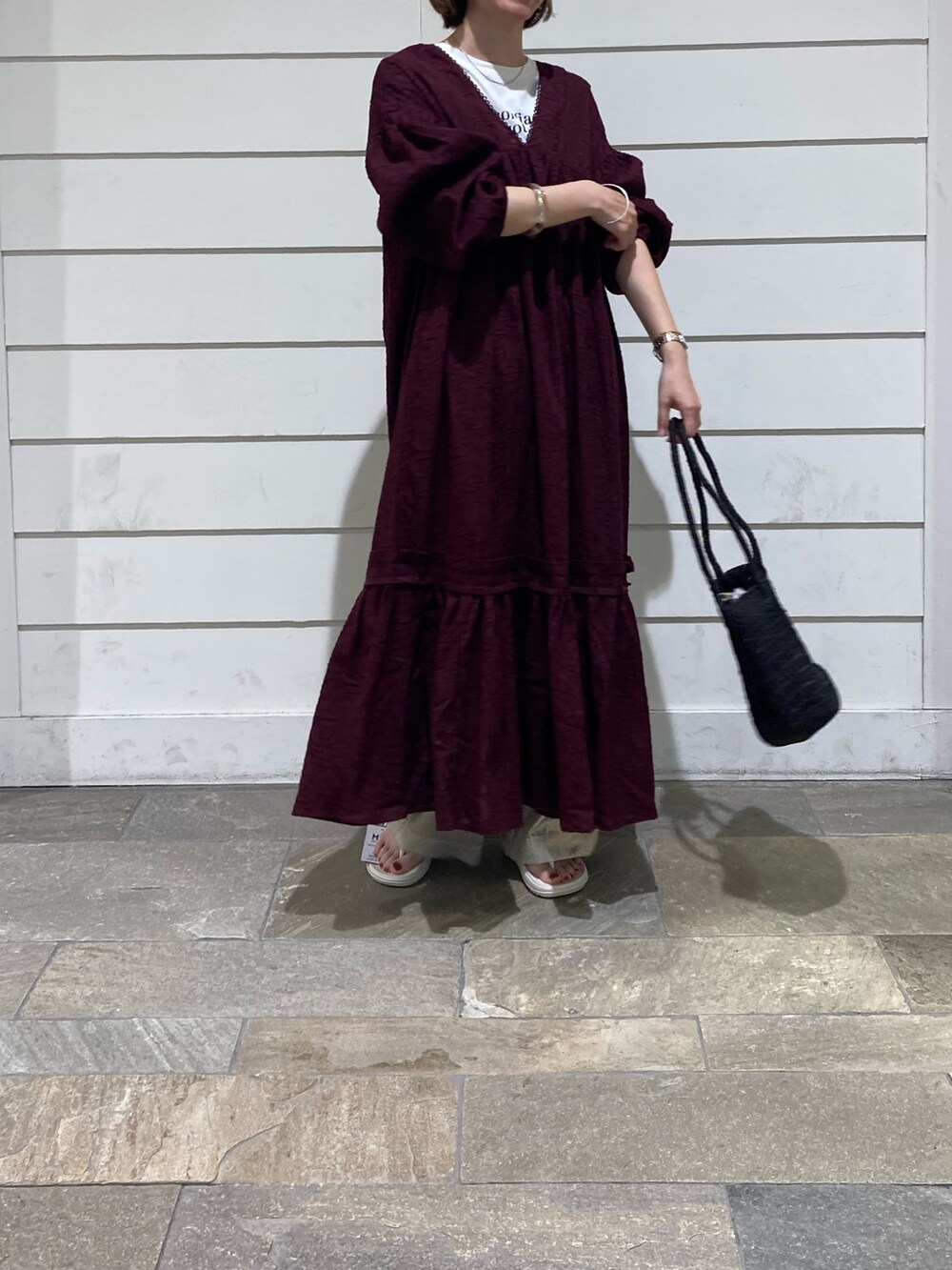 ゴールド系のその他パンツ、グレー系のトートバッグ、ブラウン系のワンピースを着用したレディースの夏コーディネートの5枚目の写真