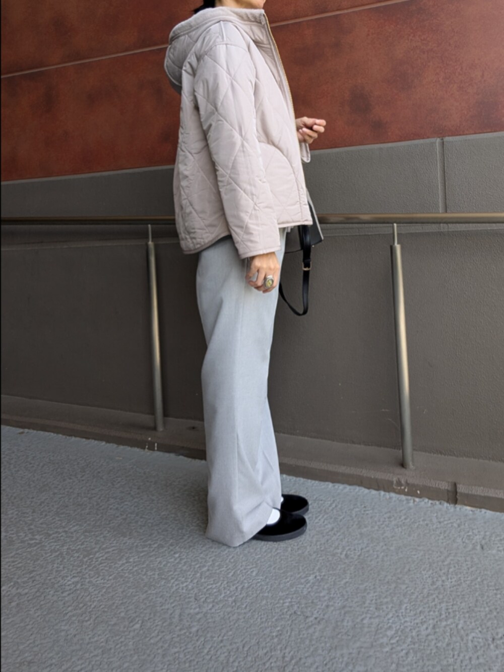 ブラウン系のその他パンツ、ベージュ系のブルゾンを着用したレディースの秋コーディネートの2枚目の写真