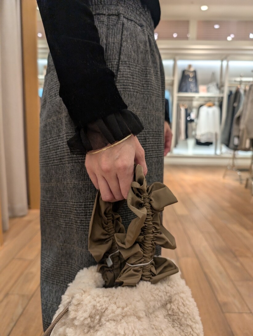 グレー系のその他パンツ、ブラック系のTシャツ/カットソー、ホワイト系のハンドバッグを着用したレディースの秋コーディネートの5枚目の写真