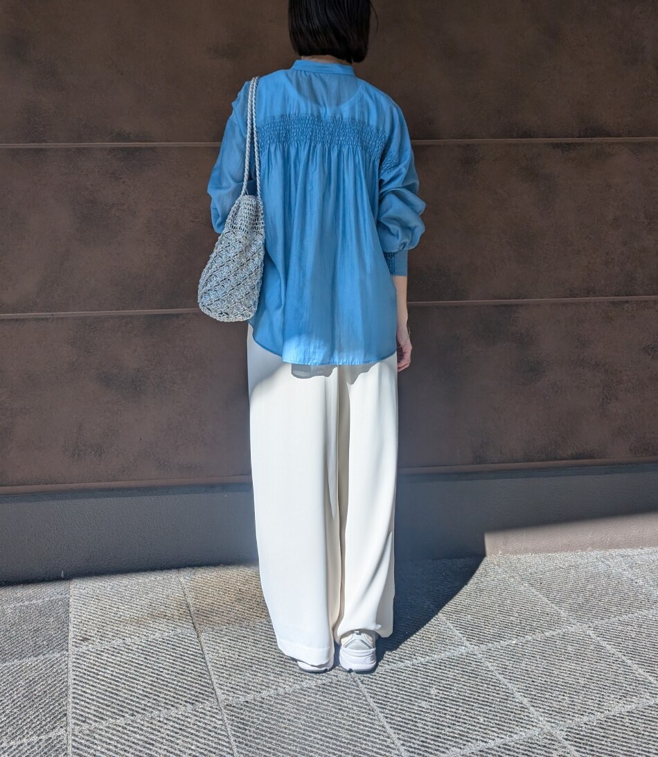ホワイト系のその他パンツ、ブルー系のシャツ/ブラウスを着用したレディースの春コーディネートの3枚目の写真