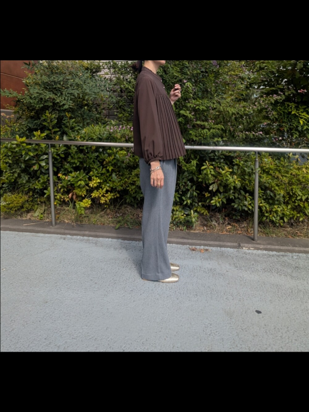 グレー系のその他パンツ、ブラウン系のシャツ/ブラウスを着用したレディースの秋コーディネートの2枚目の写真