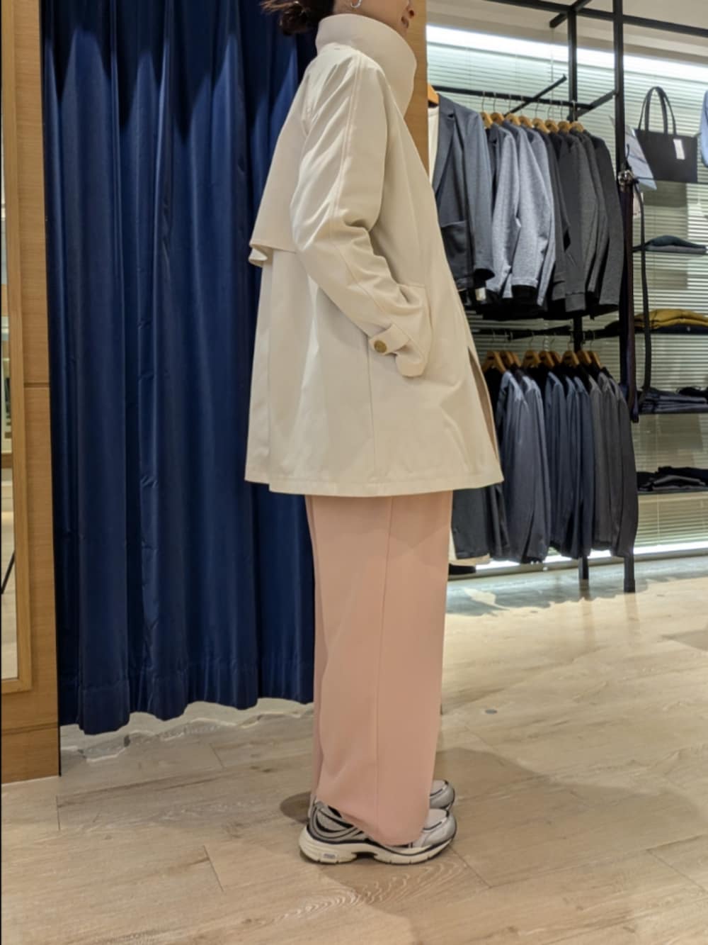 ベージュ系のその他アウター、ピンク系のその他パンツ、ホワイト系のショルダーバッグを着用したレディースの春コーディネートの2枚目の写真