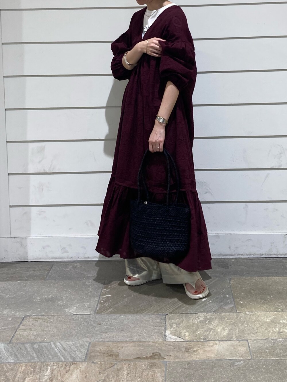 ゴールド系のその他パンツ、グレー系のトートバッグ、ブラウン系のワンピースを着用したレディースの夏コーディネートの6枚目の写真