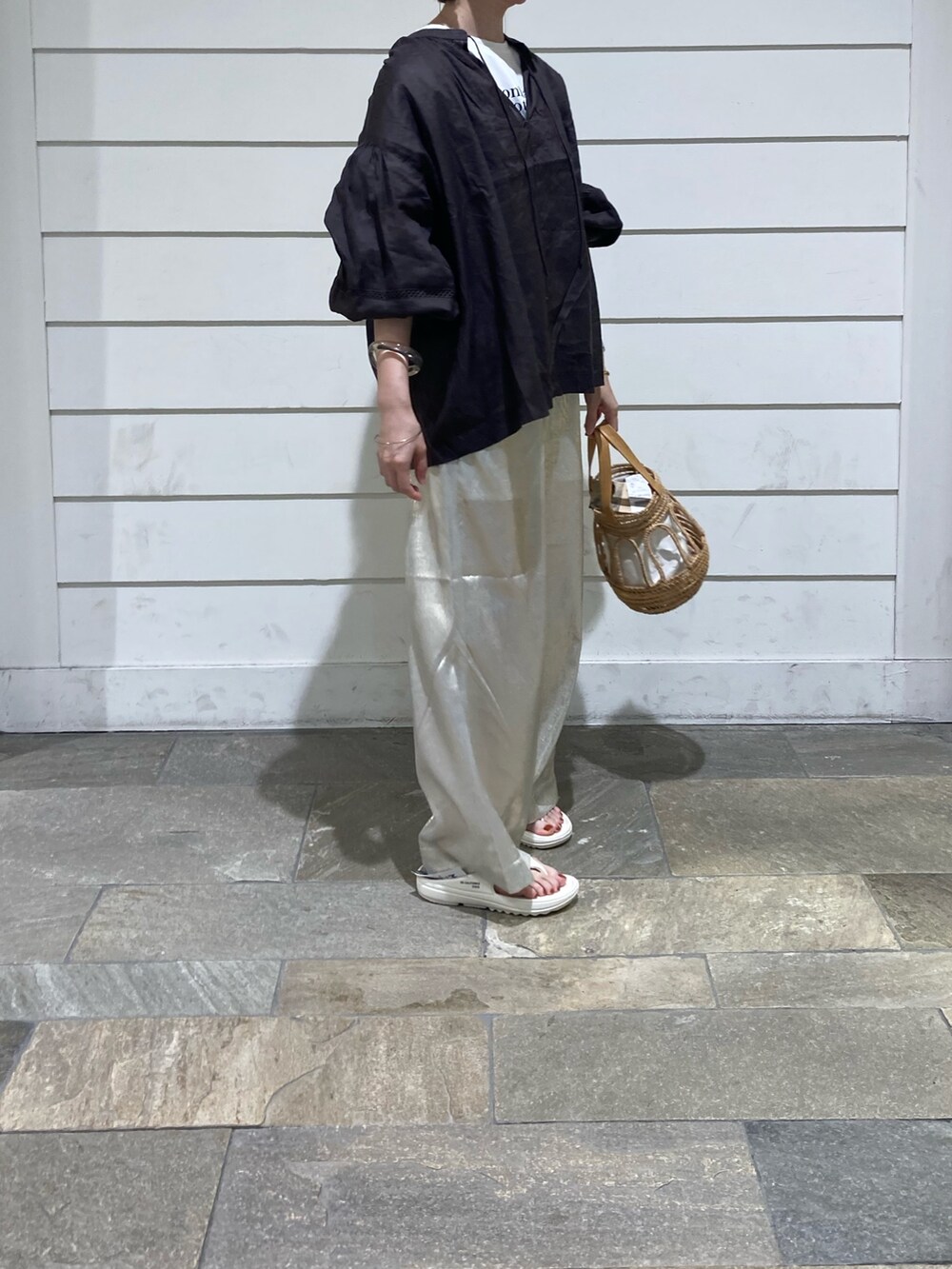 ブラウン系のシャツ/ブラウス、ゴールド系のその他パンツ、ホワイト系のTシャツ/カットソーを着用したレディースの夏コーディネートの2枚目の写真