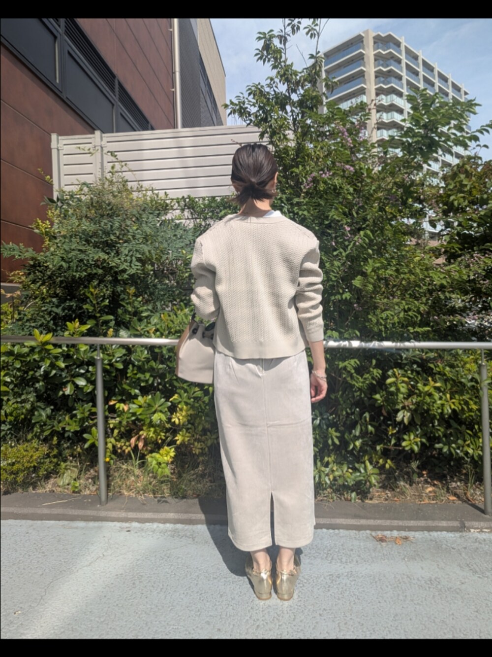 ホワイト系のTシャツ/カットソー、ホワイト系のニット/セーター、ピンク系のスカートを着用したレディースの秋コーディネートの3枚目の写真