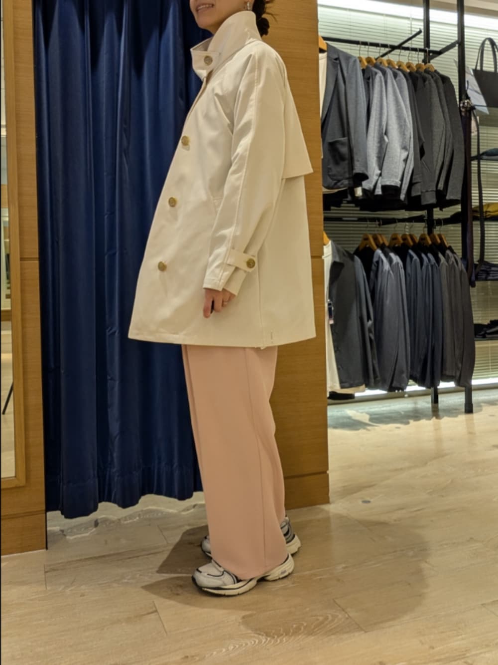 ベージュ系のその他アウター、ピンク系のその他パンツ、ホワイト系のショルダーバッグを着用したレディースの春コーディネートの4枚目の写真