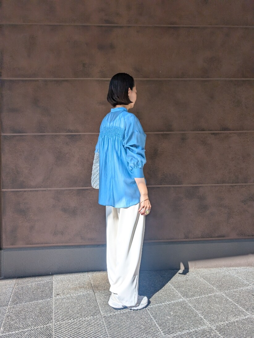 ホワイト系のその他パンツ、ブルー系のシャツ/ブラウスを着用したレディースの春コーディネートの2枚目の写真