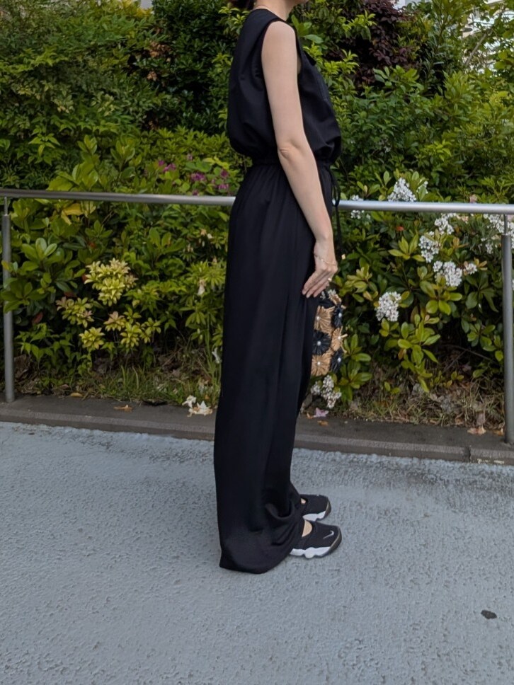 「春夏コーデ、大人カジュアルコーデ、ゆるコーデ、オトナカワイイ、大人コーデ、リラックススタイル、大人かわいい、夏服、スニーカーコーデ、ママファッション、春ファッション、スポーツミックス」｜「MICO COULIERのエステルカノコオールインワン（つなぎ/オールインワン、ブラック系）」を使った、ayumiさん（レディース・158cm）の春コーディネートの2枚目の写真