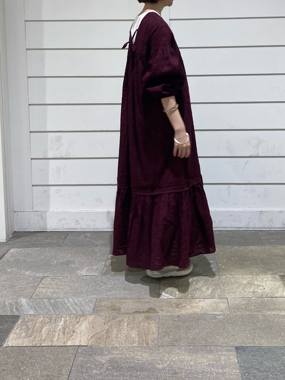 ゴールド系のその他パンツ、グレー系のトートバッグ、ブラウン系のワンピースを着用したレディースの夏コーディネートの3枚目の写真