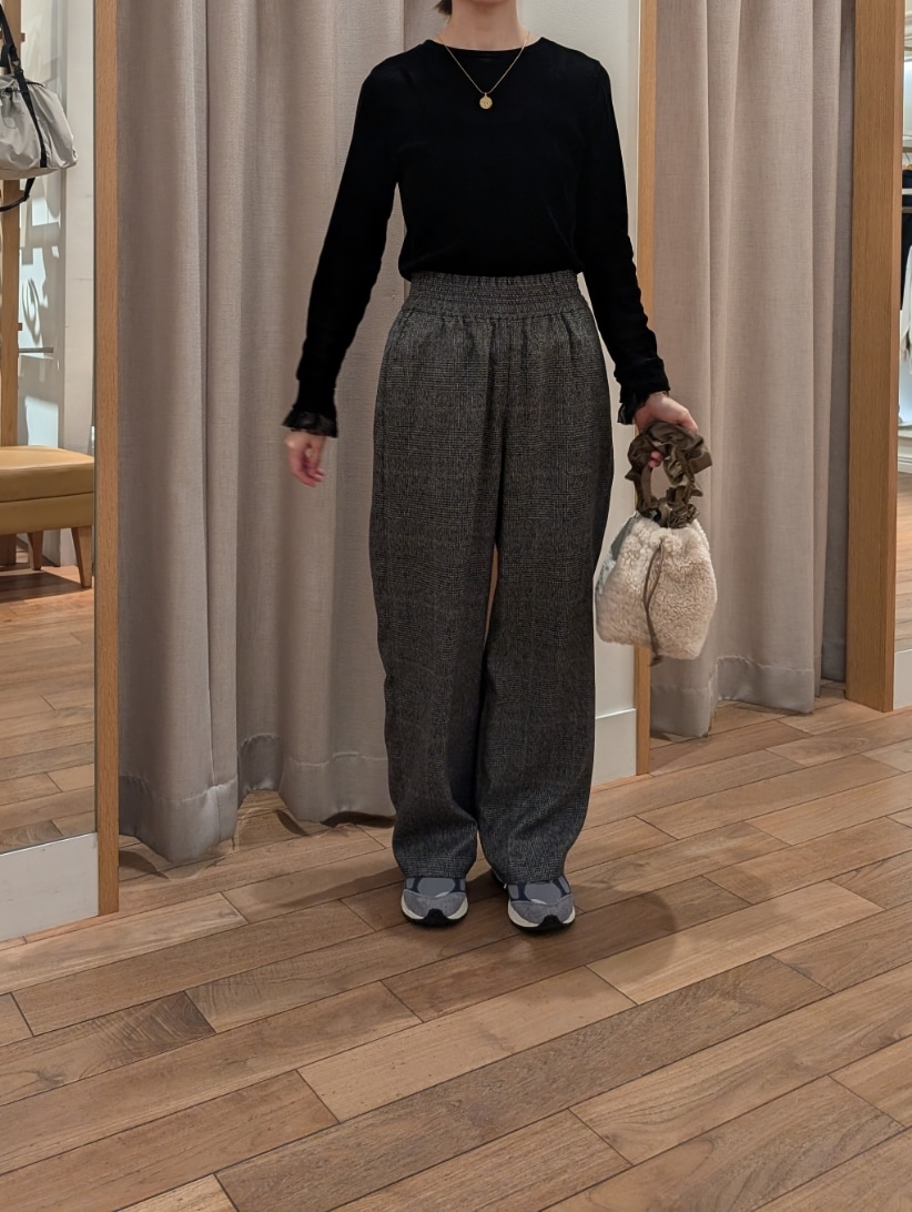 グレー系のその他パンツ、ブラック系のTシャツ/カットソー、ホワイト系のハンドバッグを着用したレディースの秋コーディネートの2枚目の写真