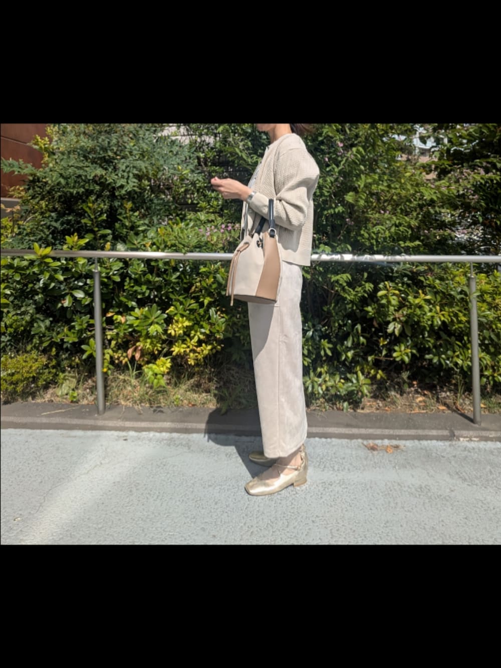 ホワイト系のTシャツ/カットソー、ホワイト系のニット/セーター、ピンク系のスカートを着用したレディースの秋コーディネートの4枚目の写真