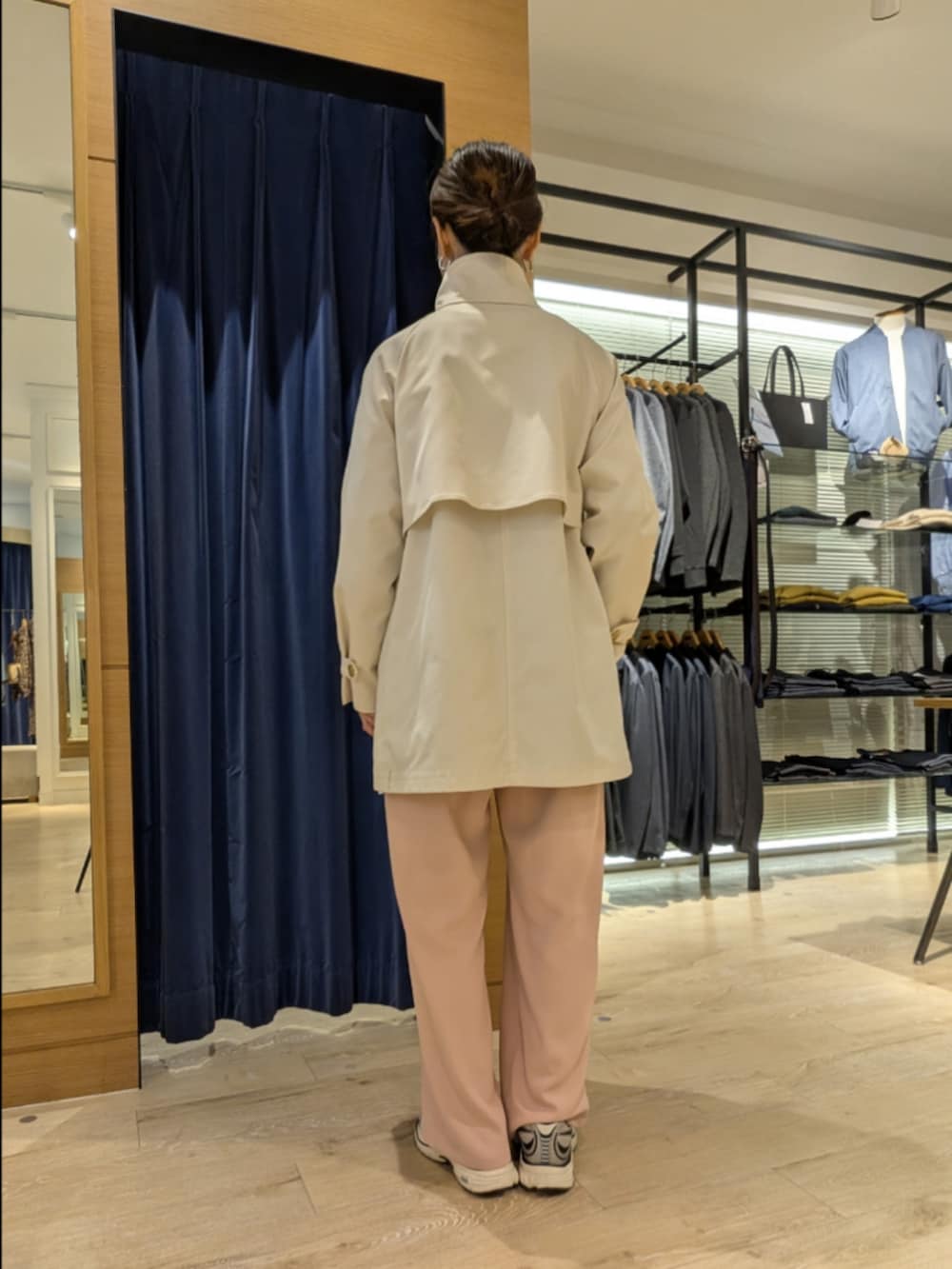 ベージュ系のその他アウター、ピンク系のその他パンツ、ホワイト系のショルダーバッグを着用したレディースの春コーディネートの3枚目の写真