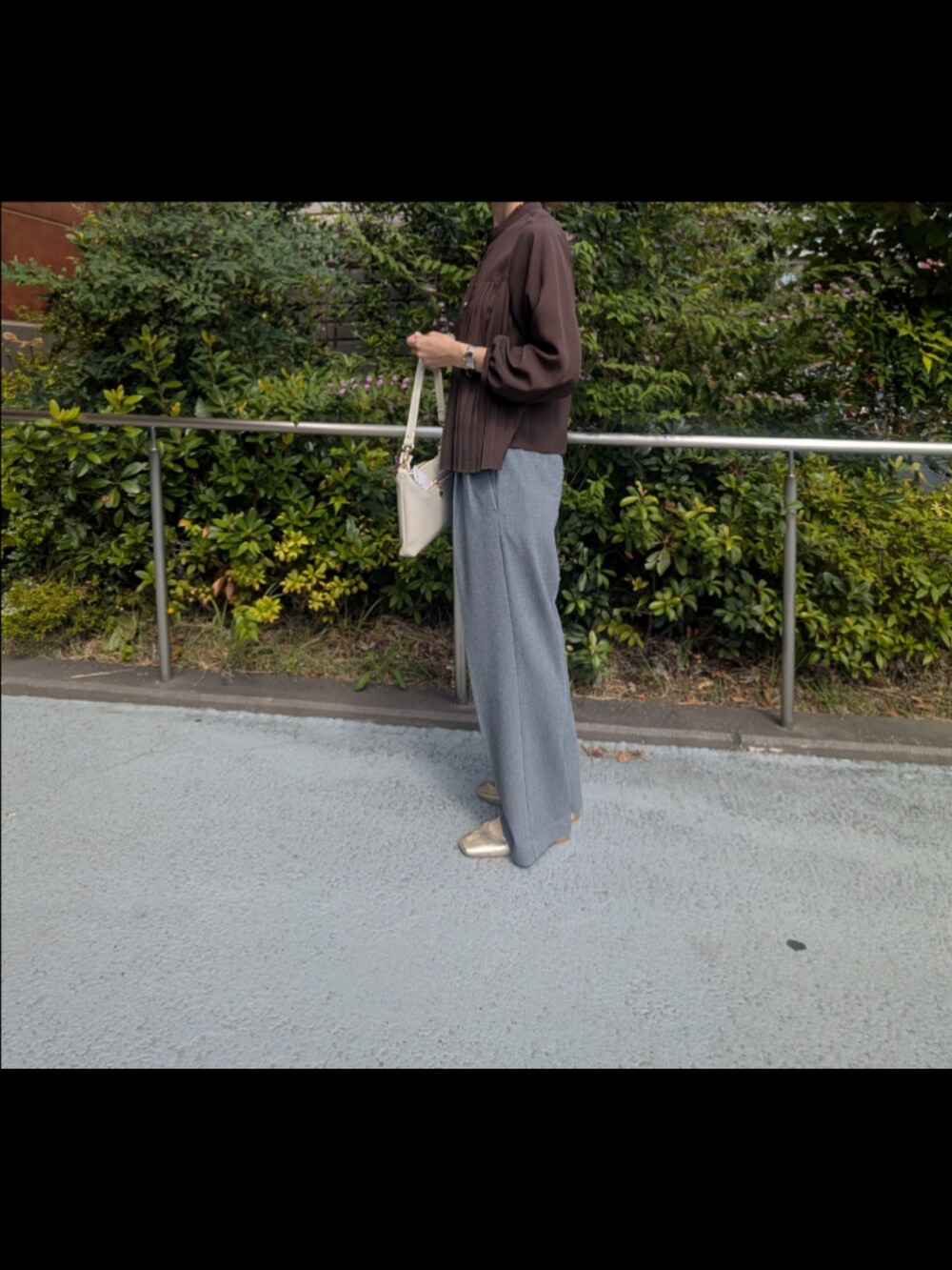 グレー系のその他パンツ、ブラウン系のシャツ/ブラウスを着用したレディースの秋コーディネートの4枚目の写真