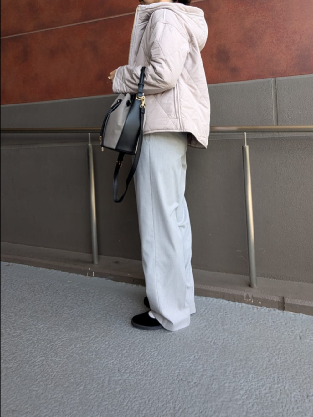 ブラウン系のその他パンツ、ベージュ系のブルゾンを着用したレディースの秋コーディネートの4枚目の写真