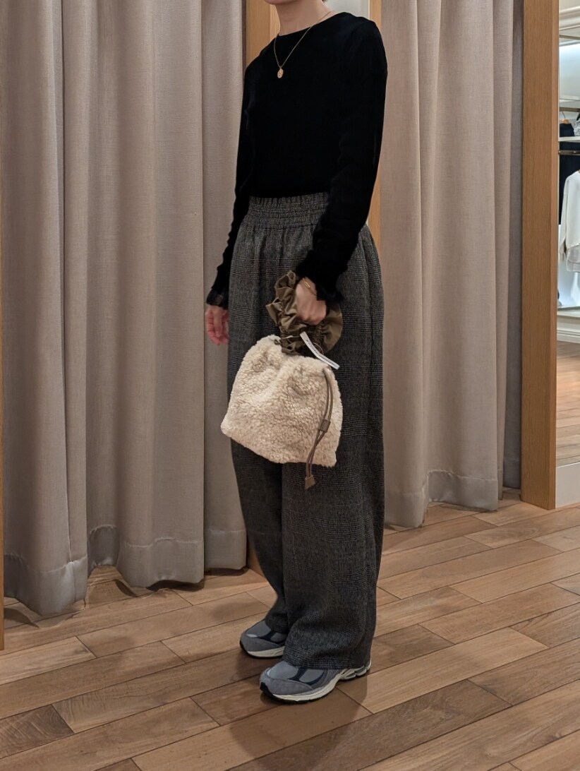 グレー系のその他パンツ、ブラック系のTシャツ/カットソー、ホワイト系のハンドバッグを着用したレディースの秋コーディネートの4枚目の写真