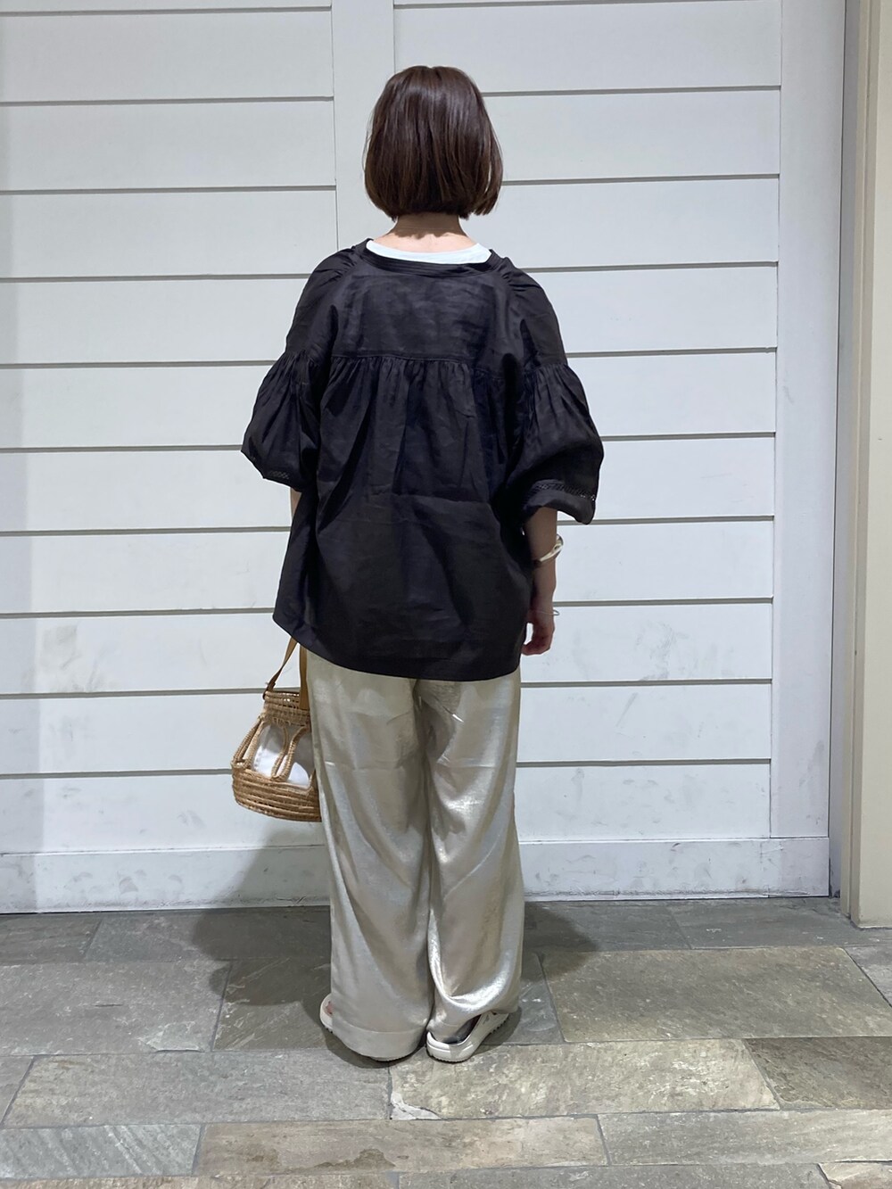 ブラウン系のシャツ/ブラウス、ゴールド系のその他パンツ、ホワイト系のTシャツ/カットソーを着用したレディースの夏コーディネートの4枚目の写真