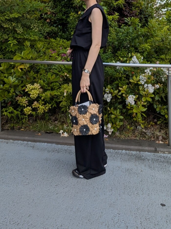 「春夏コーデ、大人カジュアルコーデ、ゆるコーデ、オトナカワイイ、大人コーデ、リラックススタイル、大人かわいい、夏服、スニーカーコーデ、ママファッション、春ファッション、スポーツミックス」｜「MICO COULIERのエステルカノコオールインワン（つなぎ/オールインワン、ブラック系）」を使った、ayumiさん（レディース・158cm）の春コーディネートの4枚目の写真