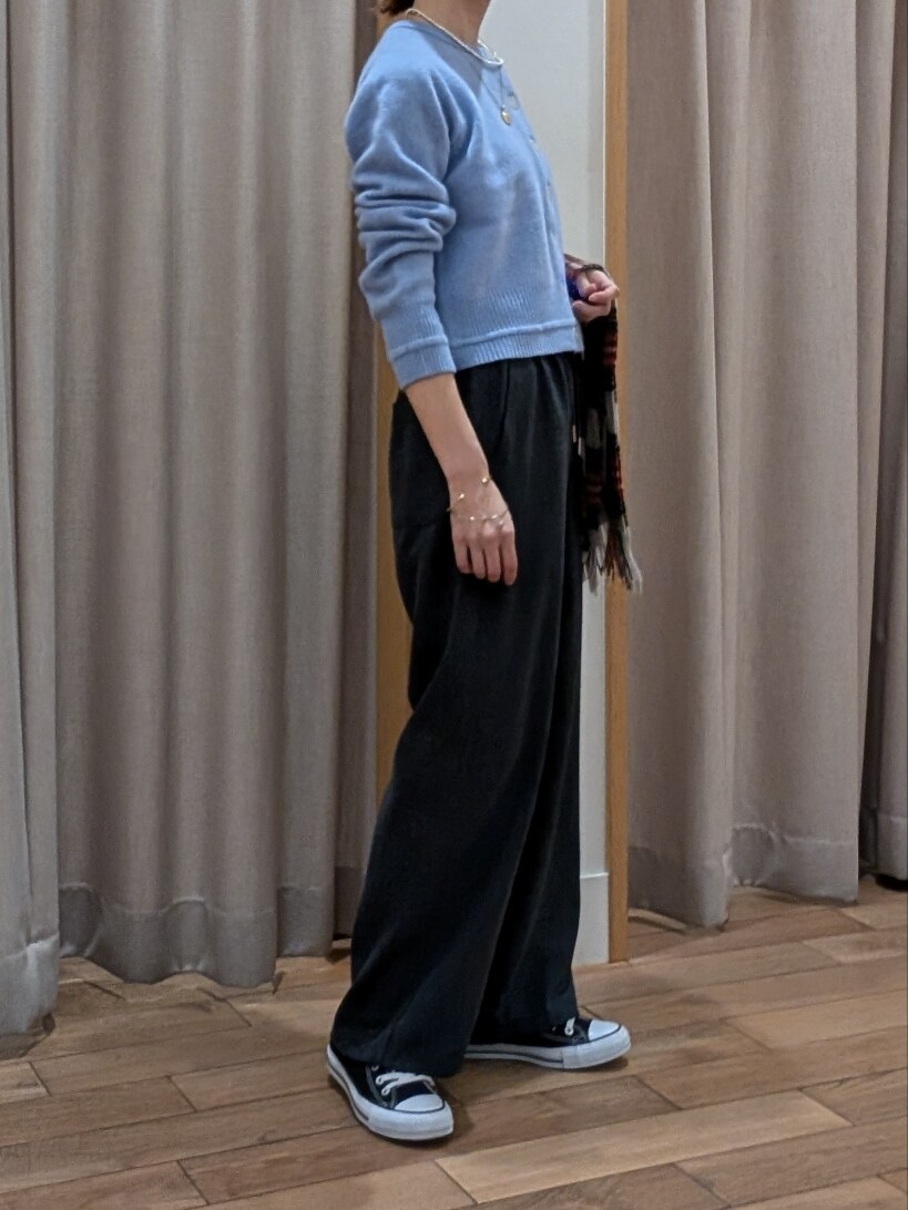 ブルー系のニット/セーター、グレー系のその他パンツを着用したレディースの秋コーディネートの5枚目の写真