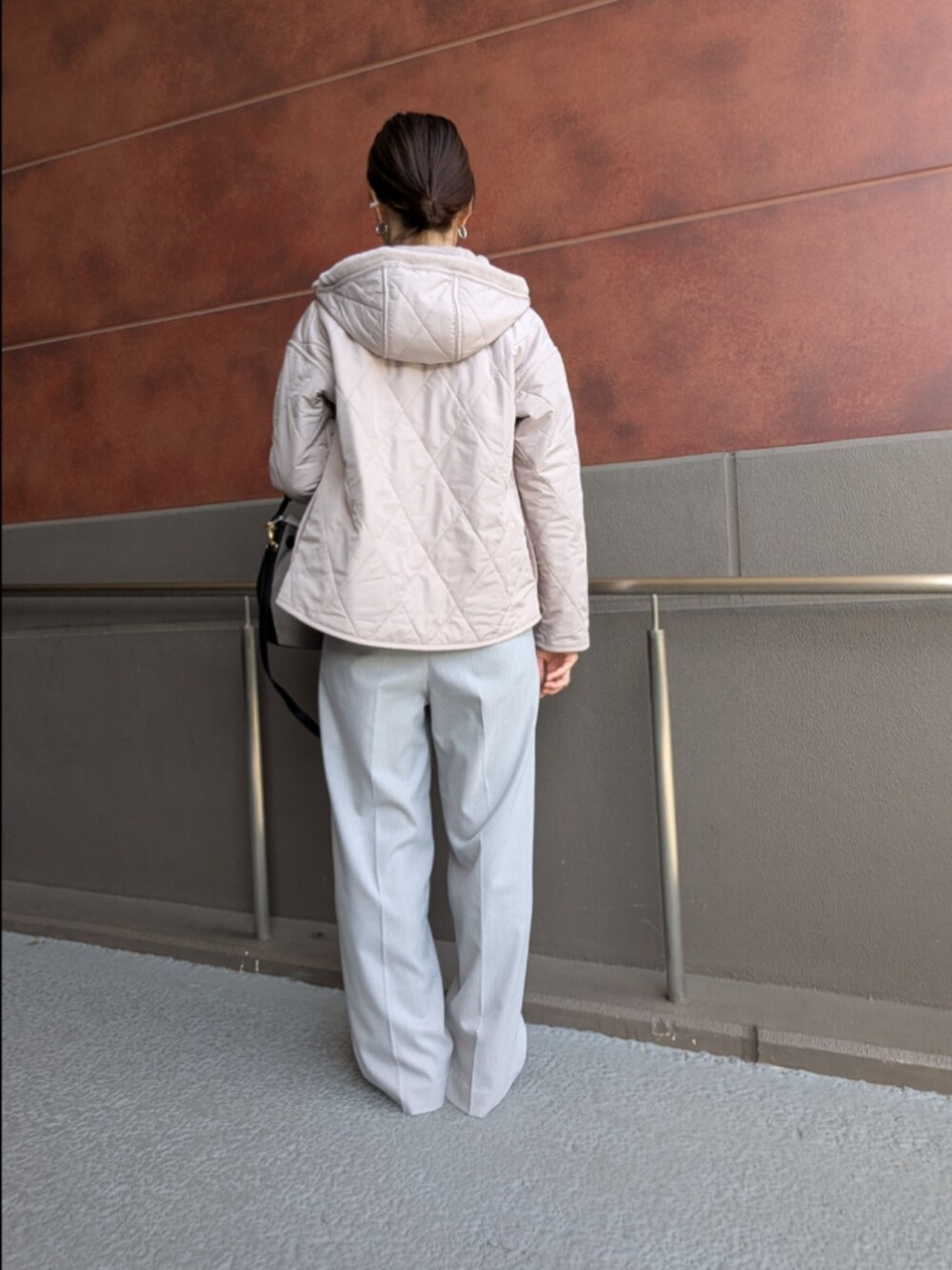 ブラウン系のその他パンツ、ベージュ系のブルゾンを着用したレディースの秋コーディネートの3枚目の写真