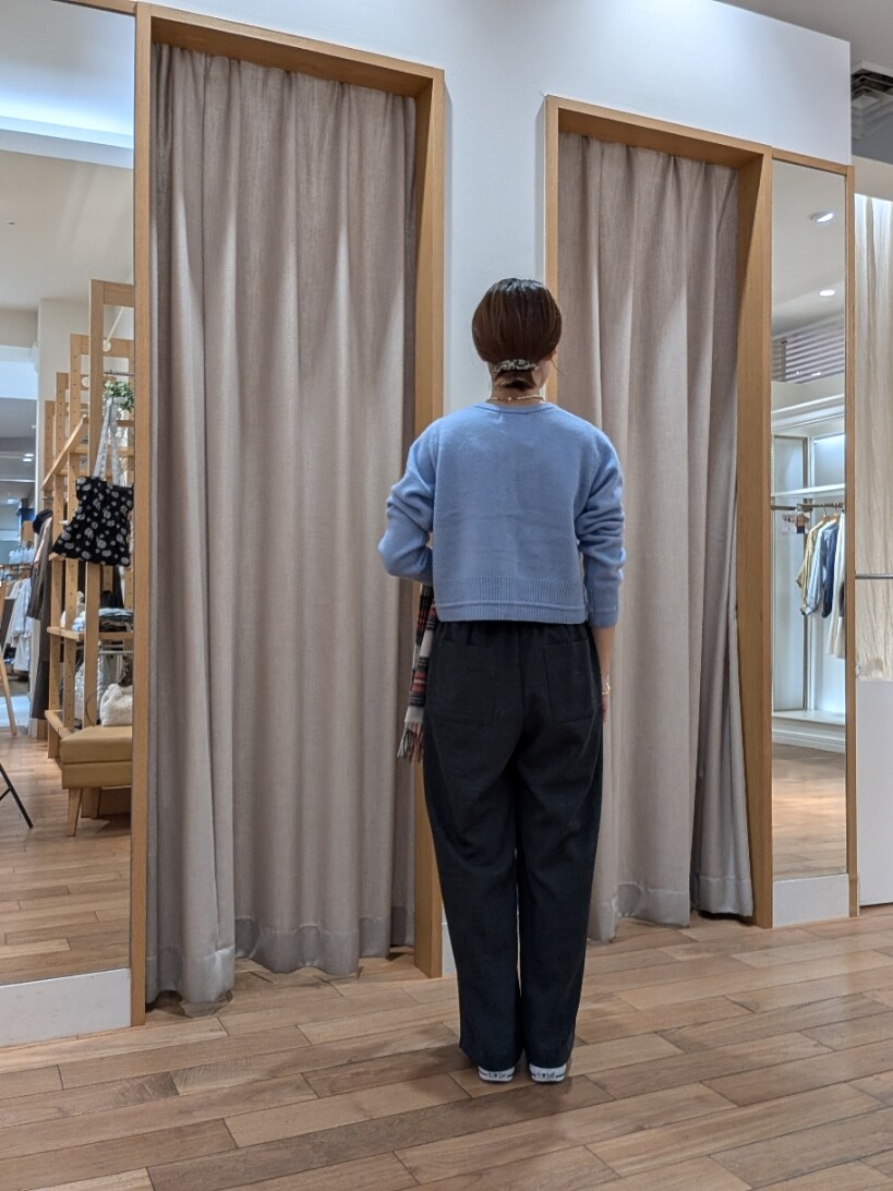 ブルー系のニット/セーター、グレー系のその他パンツを着用したレディースの秋コーディネートの3枚目の写真
