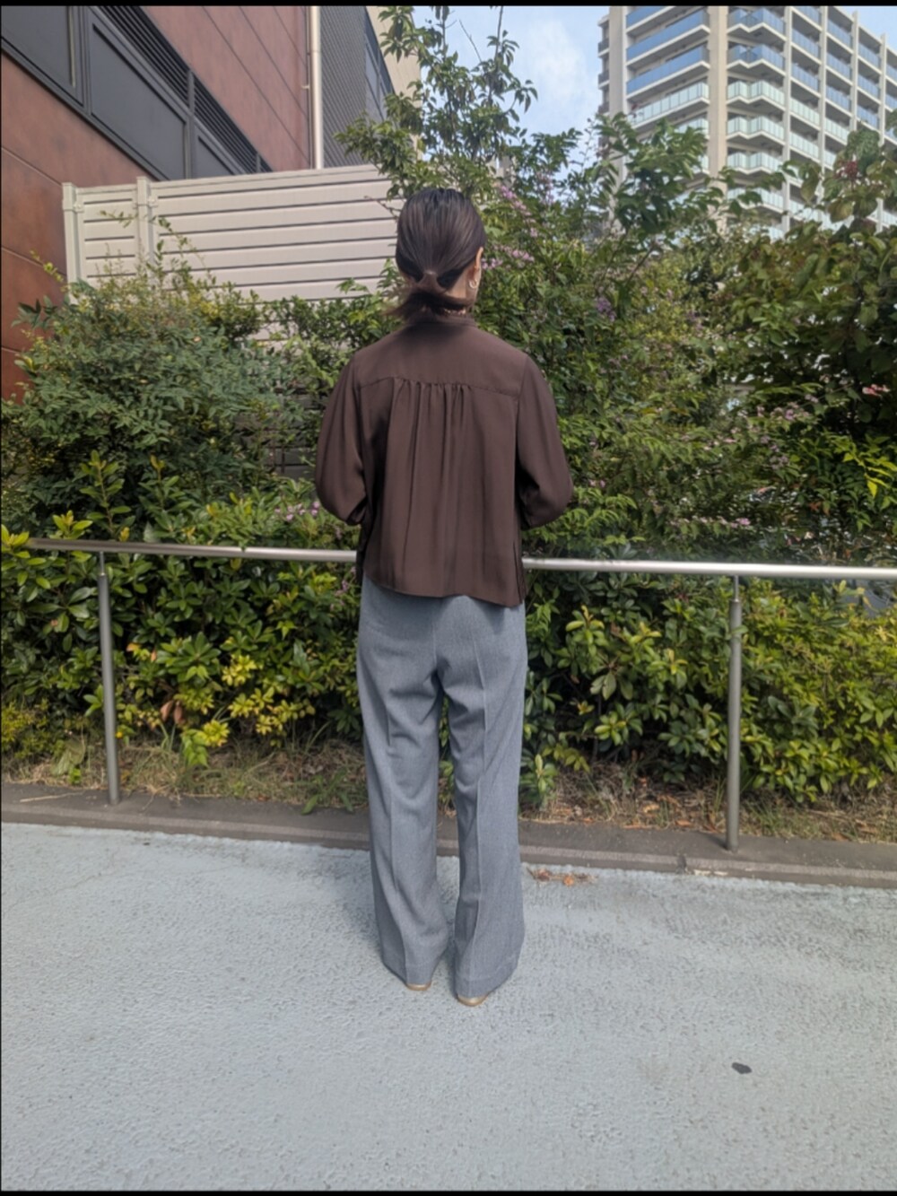 グレー系のその他パンツ、ブラウン系のシャツ/ブラウスを着用したレディースの秋コーディネートの3枚目の写真
