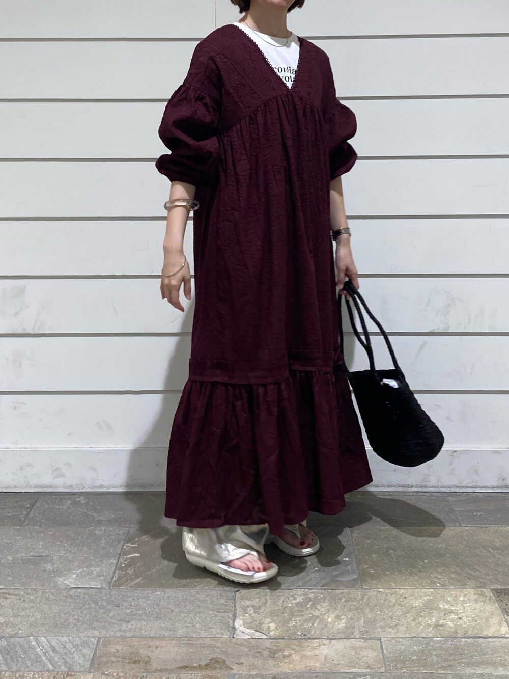 ゴールド系のその他パンツ、グレー系のトートバッグ、ブラウン系のワンピースを着用したレディースの夏コーディネートの2枚目の写真