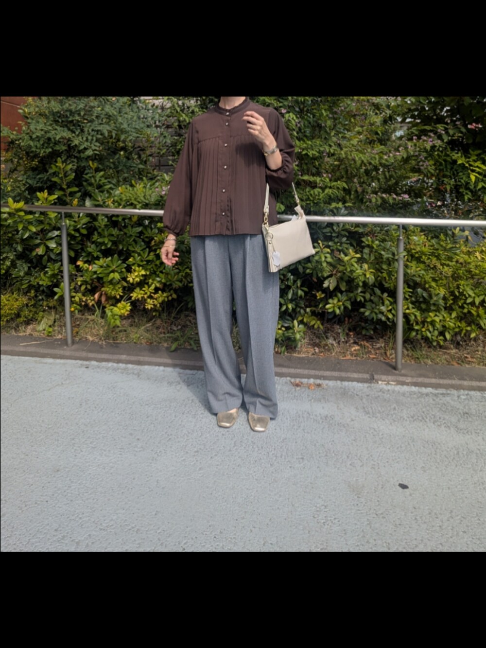 グレー系のその他パンツ、ブラウン系のシャツ/ブラウスを着用したレディースの秋コーディネートの5枚目の写真