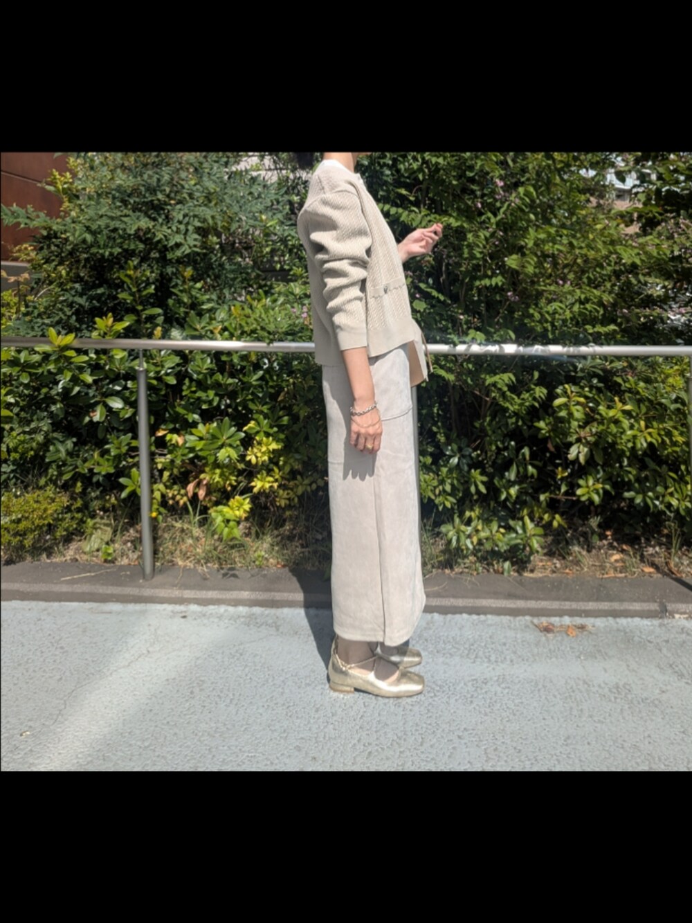 ホワイト系のTシャツ/カットソー、ホワイト系のニット/セーター、ピンク系のスカートを着用したレディースの秋コーディネートの2枚目の写真