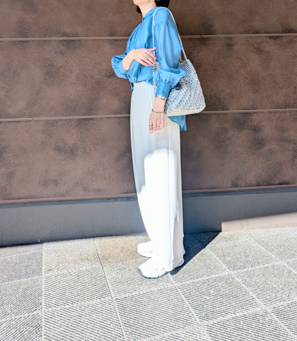 ホワイト系のその他パンツ、ブルー系のシャツ/ブラウスを着用したレディースの春コーディネートの4枚目の写真