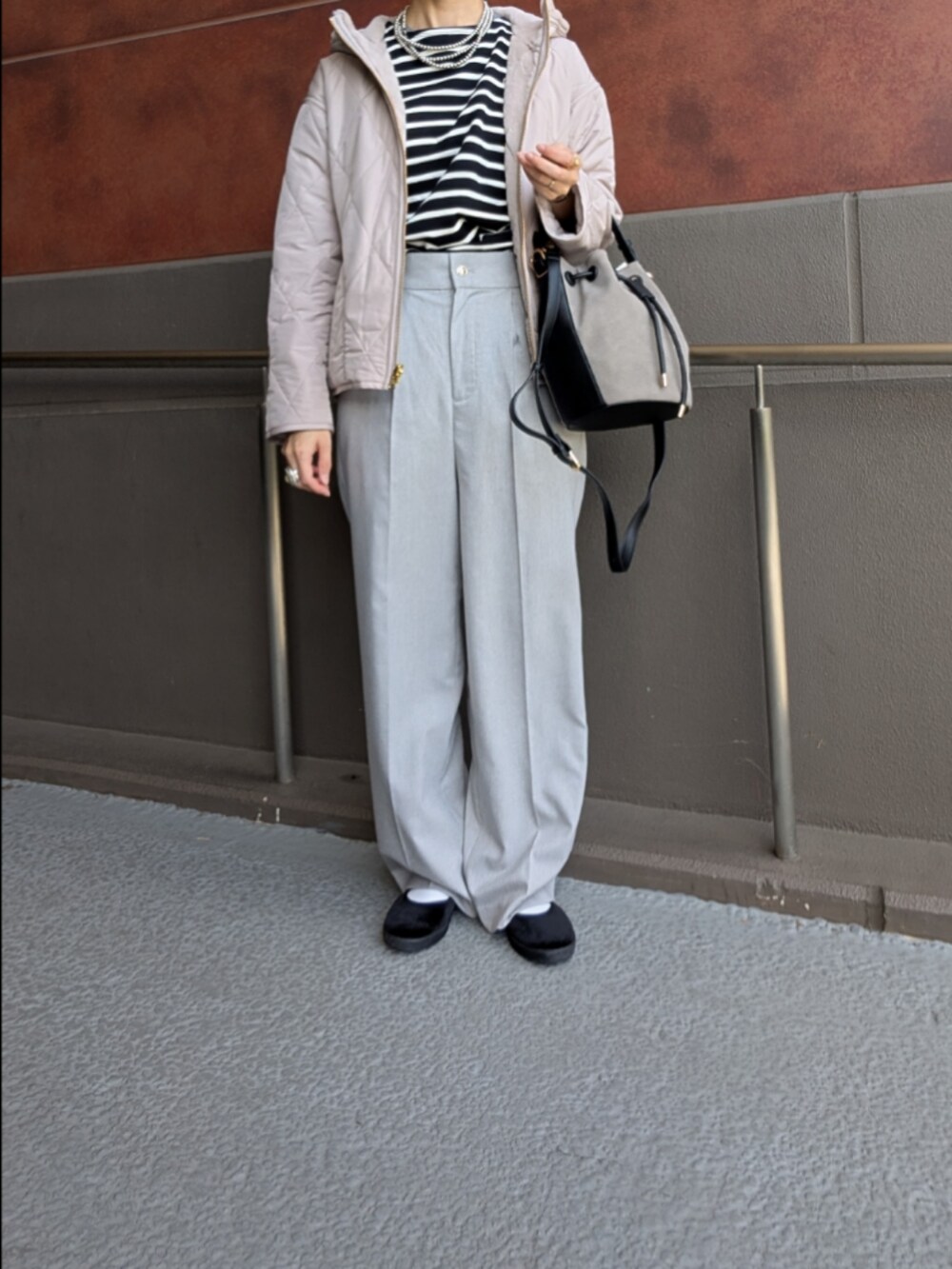 ブラウン系のその他パンツ、ベージュ系のブルゾンを着用したレディースの秋コーディネートの5枚目の写真