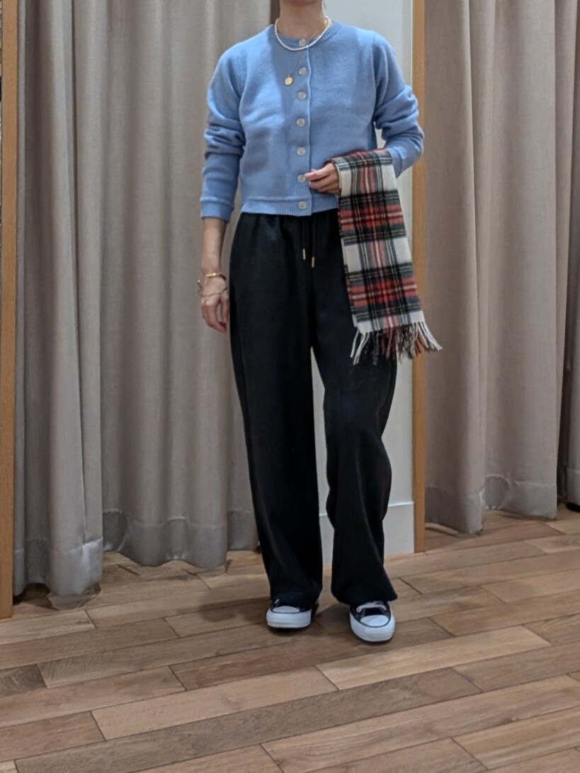 ブルー系のニット/セーター、グレー系のその他パンツを着用したレディースの秋コーディネートの4枚目の写真