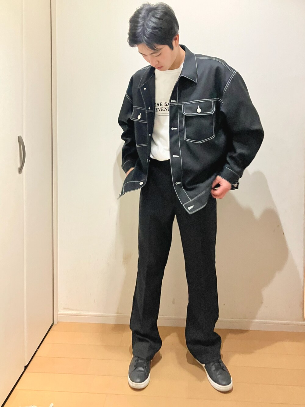 「おしゃれさんと繋がりたい、シンプルコーデ、春、春アウター、スニーカーコーデ、スラックス、休日コーデ、モノトーン、いいね、save、フォローお願いします🤑、フレアパンツ、ブラックコーデ、シャツ、ブラック」｜「LUCYのLUCY/イージーケア トラッカーBIGジャケット（シャツ/ブラウス、ブラック系）」を使った、tak2323さん（メンズ・170cm）の冬コーディネートの2枚目の写真