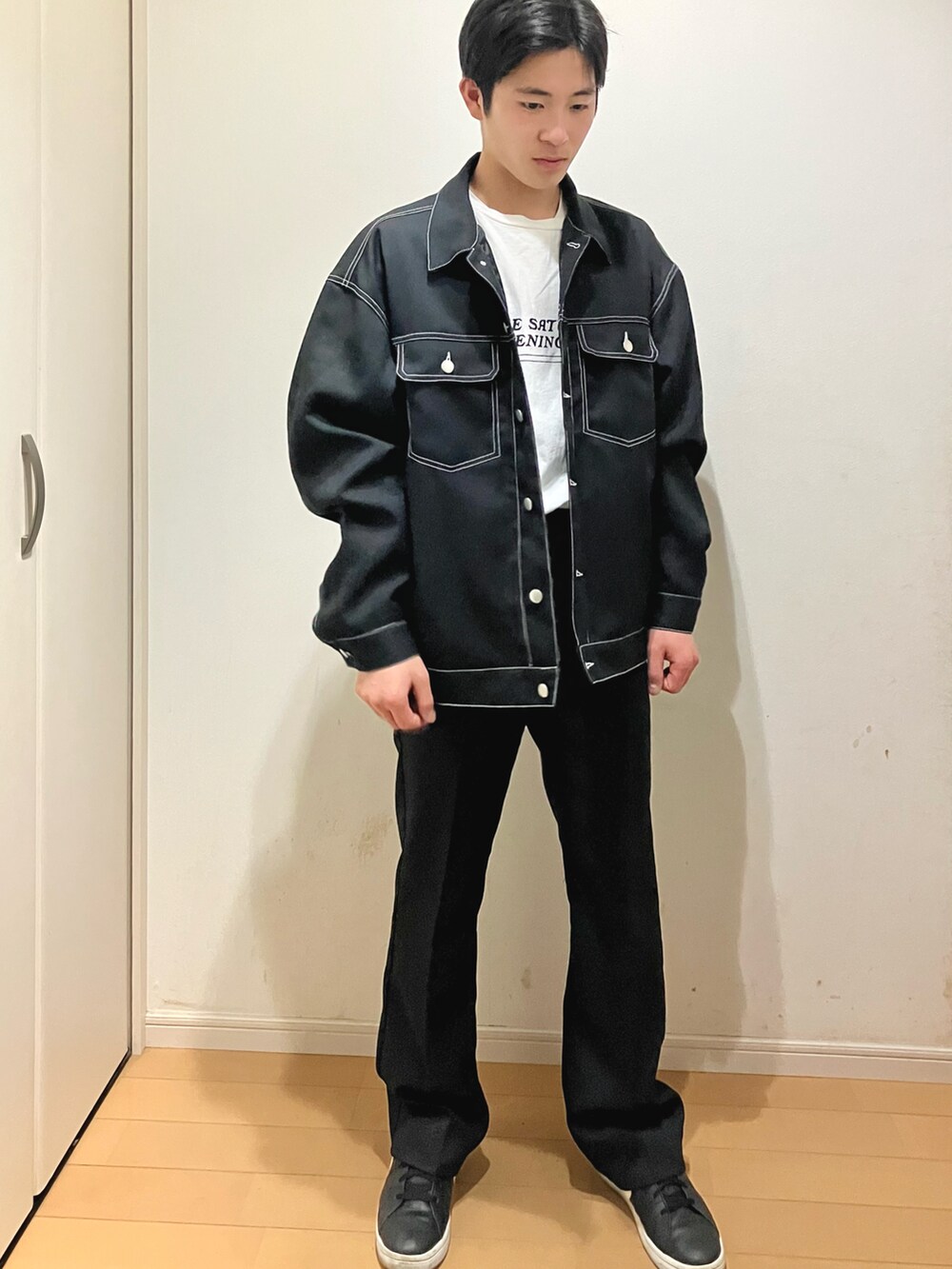「おしゃれさんと繋がりたい、シンプルコーデ、春、春アウター、スニーカーコーデ、スラックス、休日コーデ、モノトーン、いいね、save、フォローお願いします🤑、フレアパンツ、ブラックコーデ、シャツ、ブラック」｜「LUCYのLUCY/イージーケア トラッカーBIGジャケット（シャツ/ブラウス、ブラック系）」を使った、tak2323さん（メンズ・170cm）の冬コーディネートの3枚目の写真