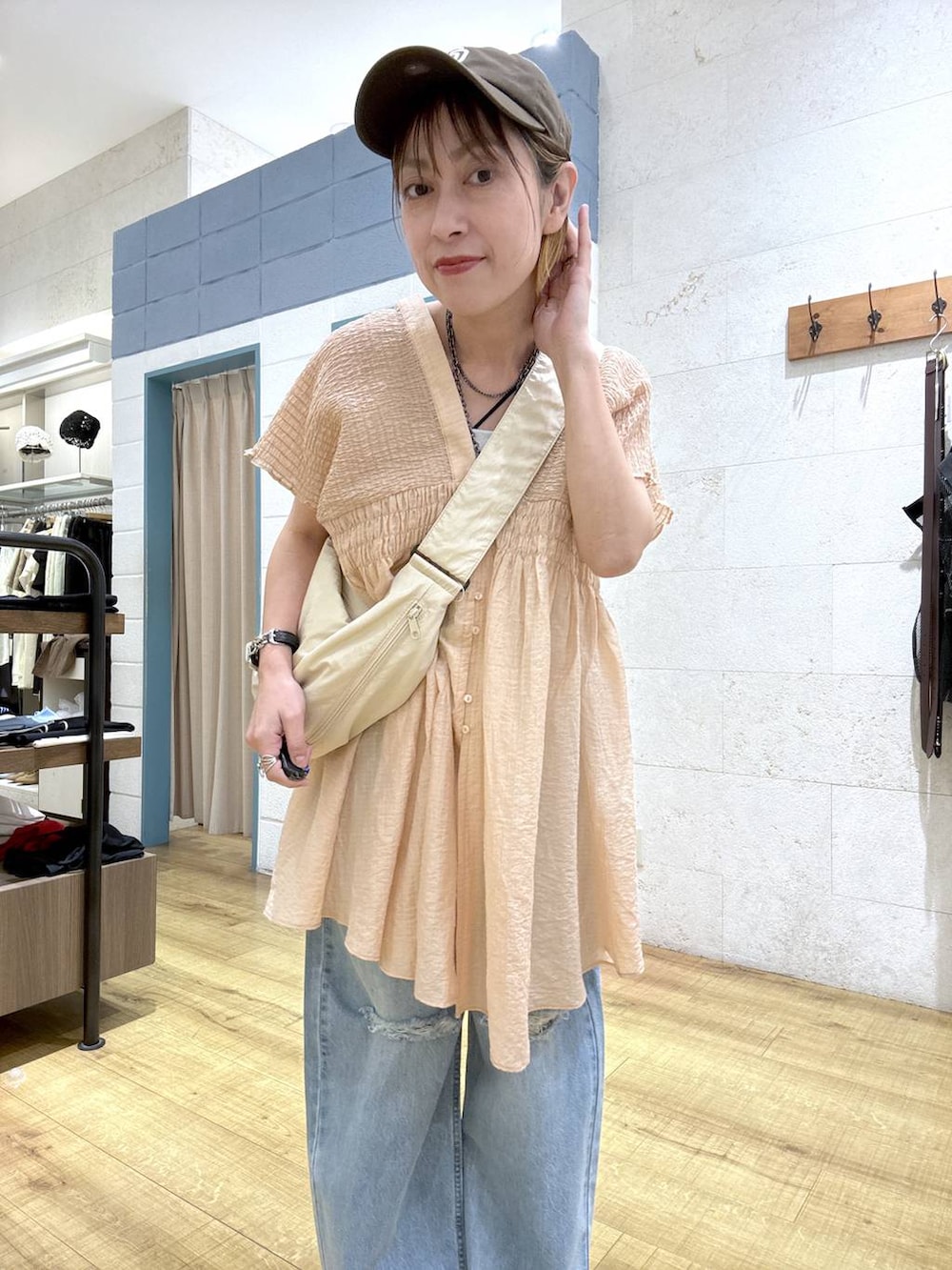 ブラウン系のシャツ/ブラウス、ブルー系のデニムパンツ、ホワイト系のサンダルを着用したレディースの春コーディネートの7枚目の写真