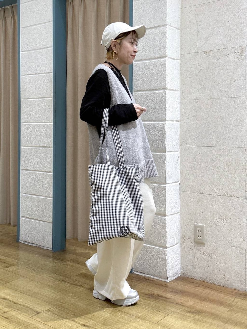 その他のトートバッグ、ホワイト系のその他パンツ、グレー系のベストを着用したレディースの春コーディネートの5枚目の写真