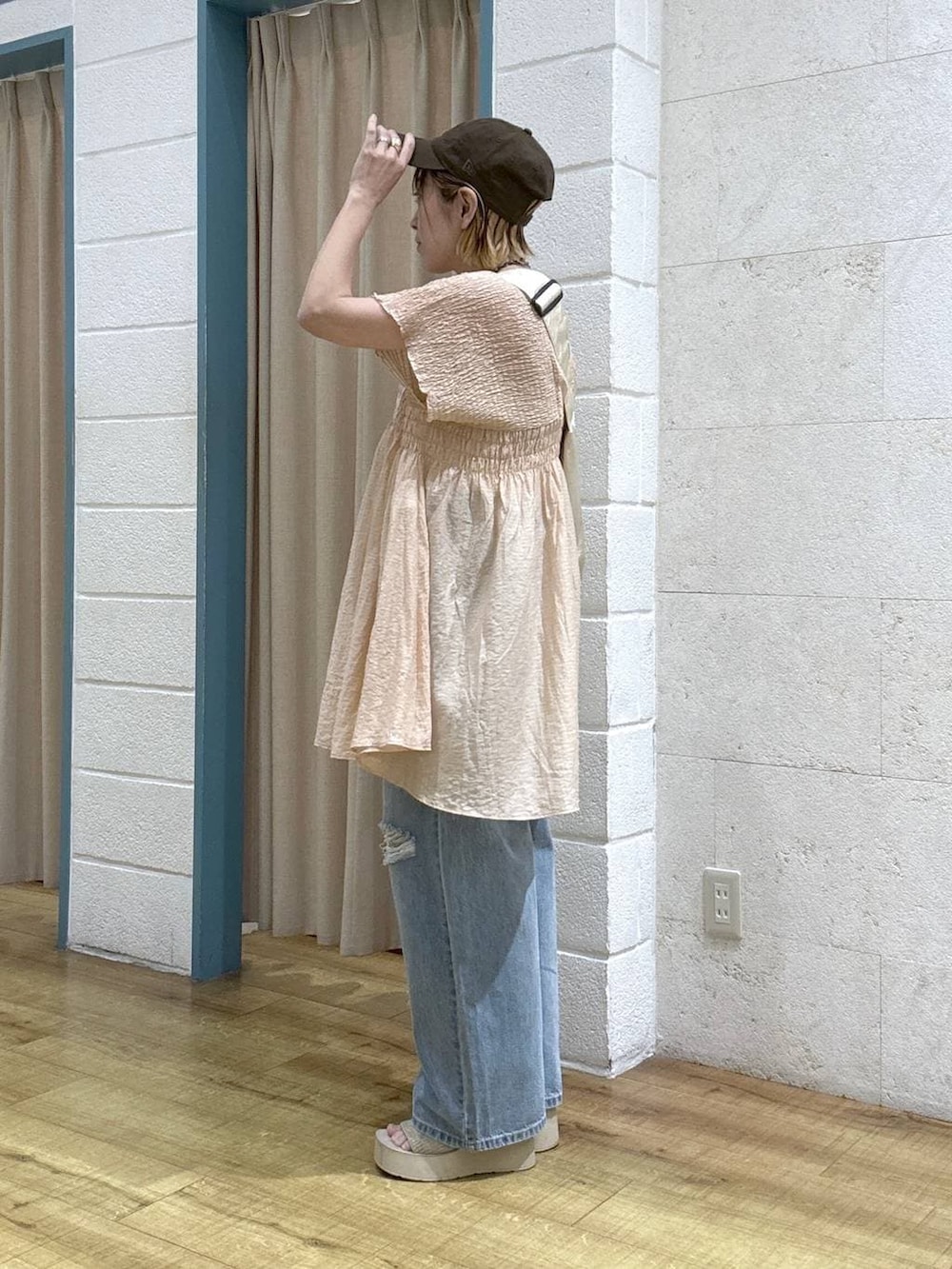 ブラウン系のシャツ/ブラウス、ブルー系のデニムパンツ、ホワイト系のサンダルを着用したレディースの春コーディネートの3枚目の写真