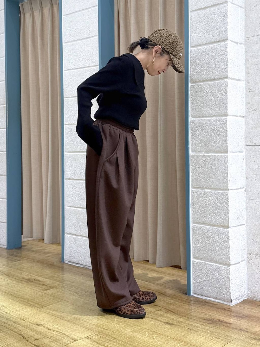 ブラウン系のスウェットパンツ、その他のローファー、ブラック系のニット/セーターを着用したレディースの秋コーディネートの5枚目の写真