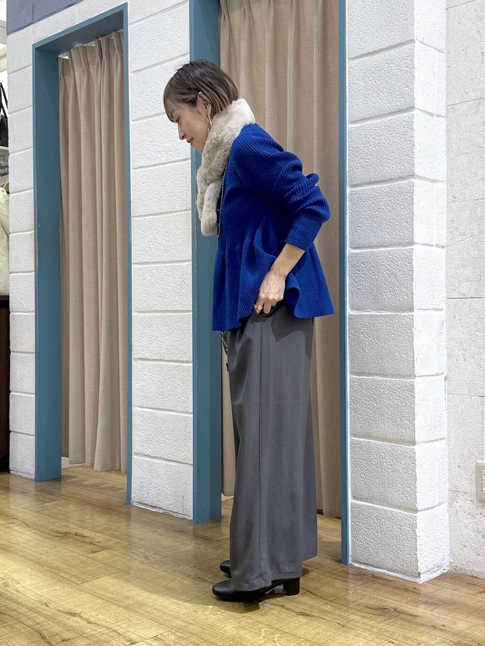 グレー系のその他パンツ、その他のボストンバッグ、ブラック系のブーツを着用したレディースの秋コーディネートの3枚目の写真
