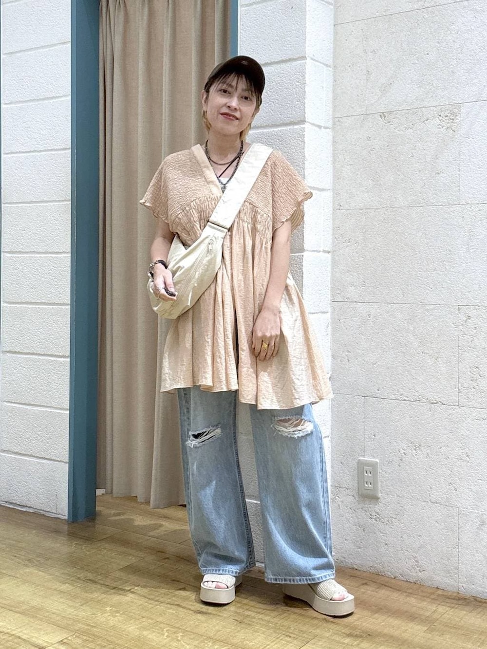 ブラウン系のシャツ/ブラウス、ブルー系のデニムパンツ、ホワイト系のサンダルを着用したレディースの春コーディネートの6枚目の写真