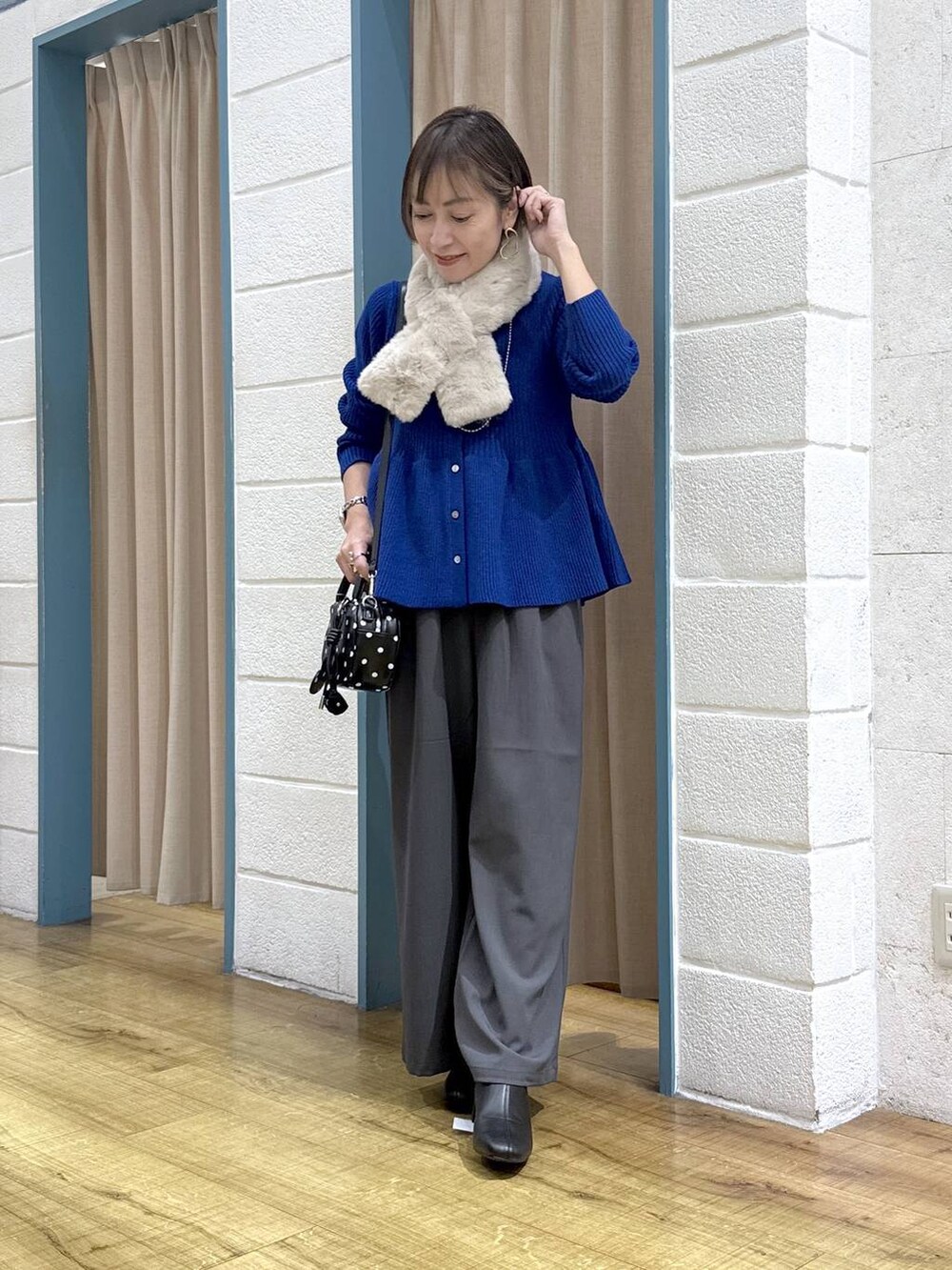 グレー系のその他パンツ、その他のボストンバッグ、ブラック系のブーツを着用したレディースの秋コーディネートの2枚目の写真