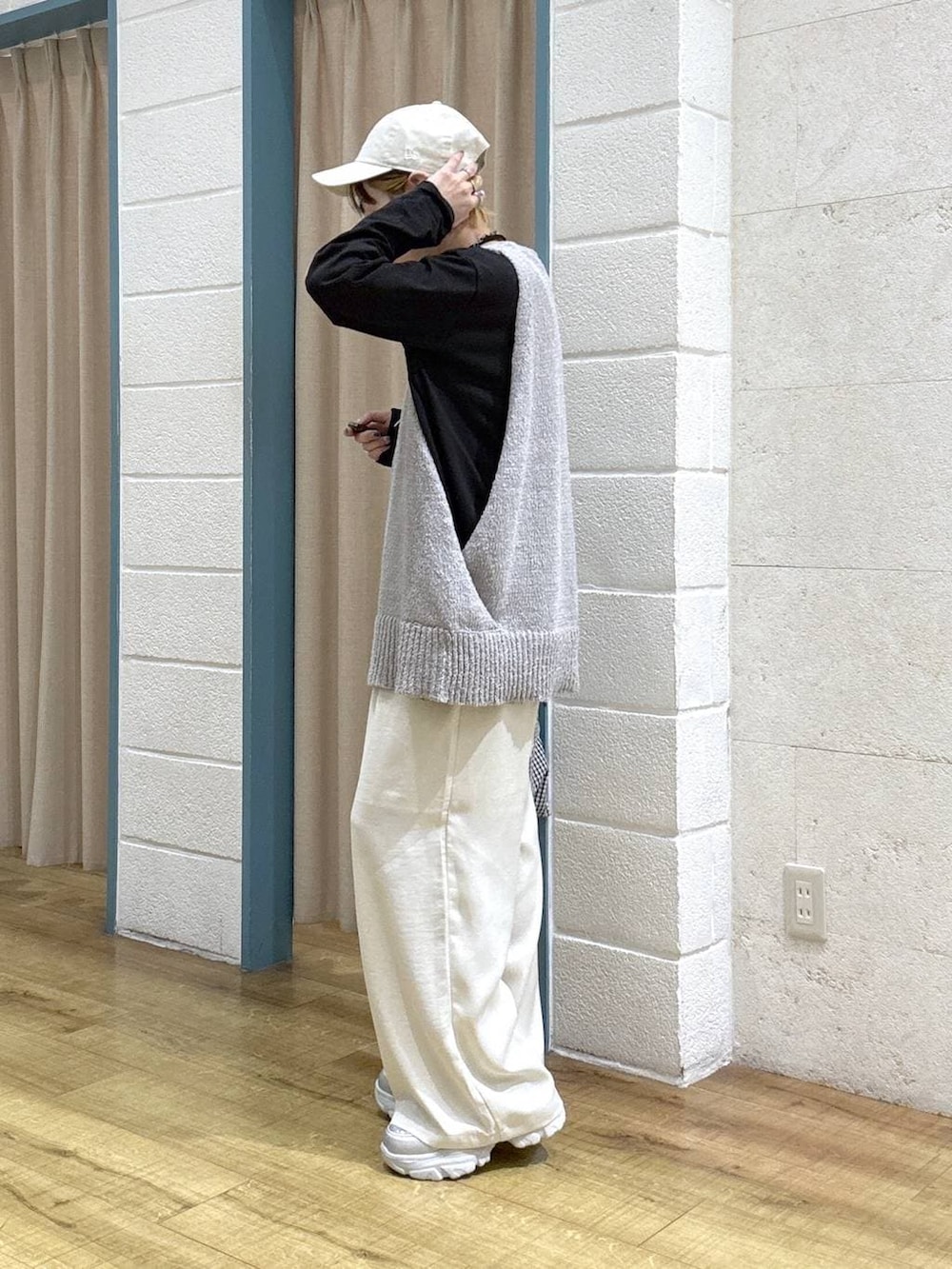 その他のトートバッグ、ホワイト系のその他パンツ、グレー系のベストを着用したレディースの春コーディネートの3枚目の写真