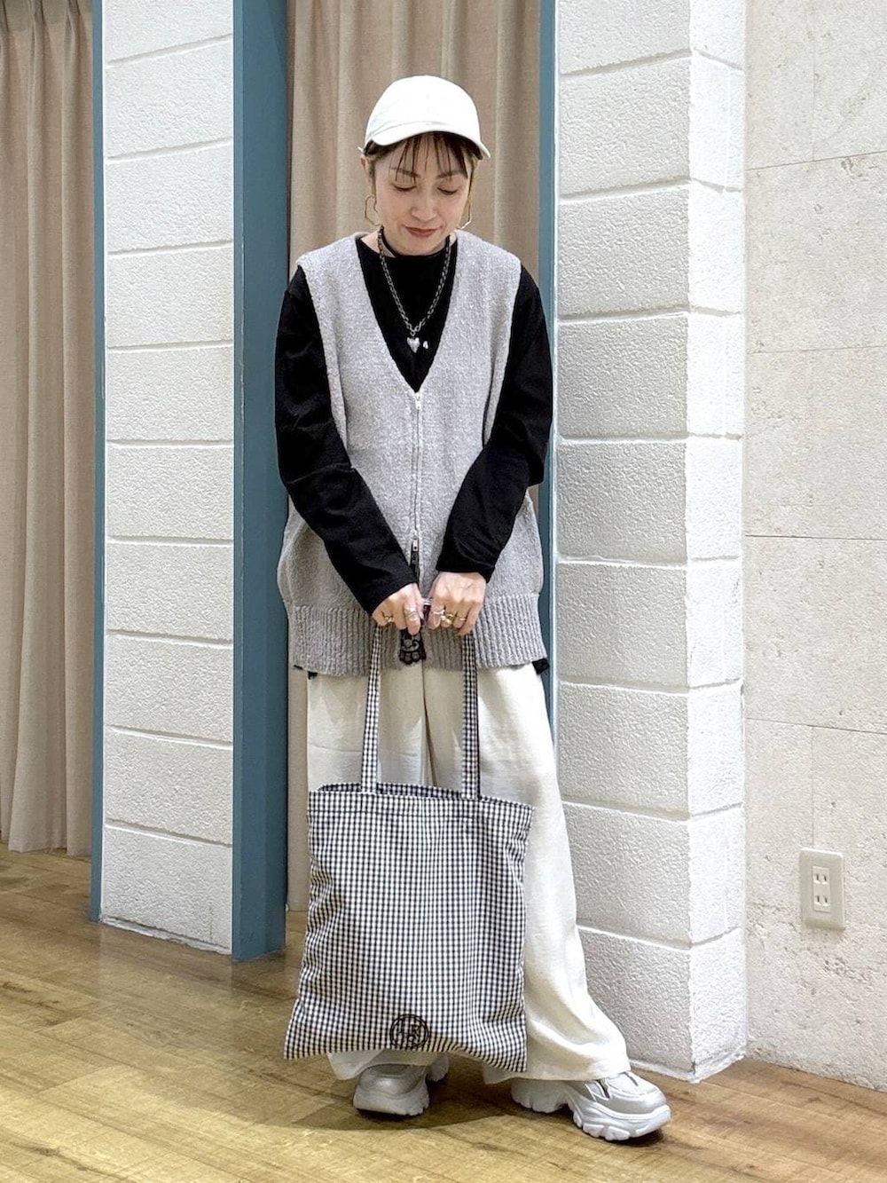 その他のトートバッグ、ホワイト系のその他パンツ、グレー系のベストを着用したレディースの春コーディネートの2枚目の写真